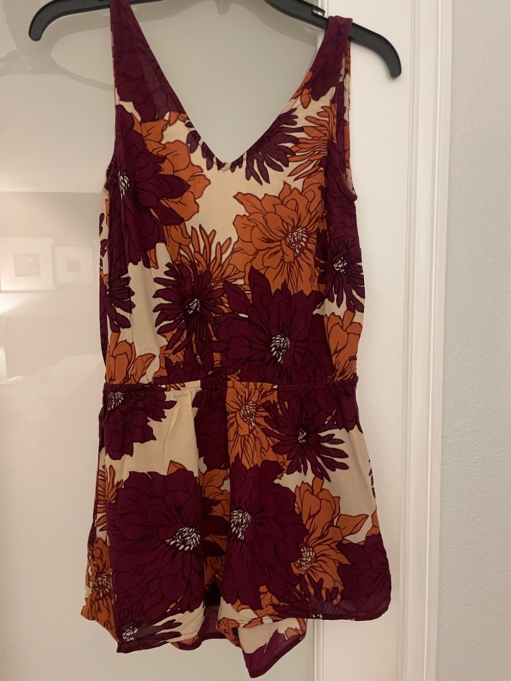 Sisstrevolution Flowered Shorts Romper V-neck Front V Dipped Back Size S Purple